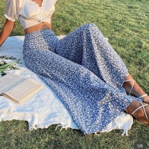 SHEIN Blue and White Floral Patterned Fabric